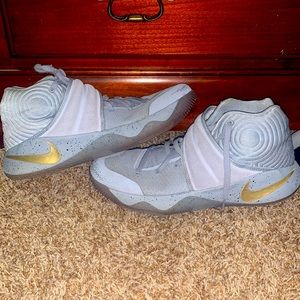 Nike Kyrie 2 Battle Grey